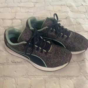 Women’s Puma sneaker